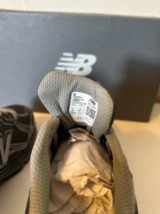 Zapatilla New Balance Marrón y Plata