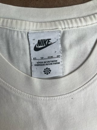 T-shirt Nike bianca logo nero dettagli fluo