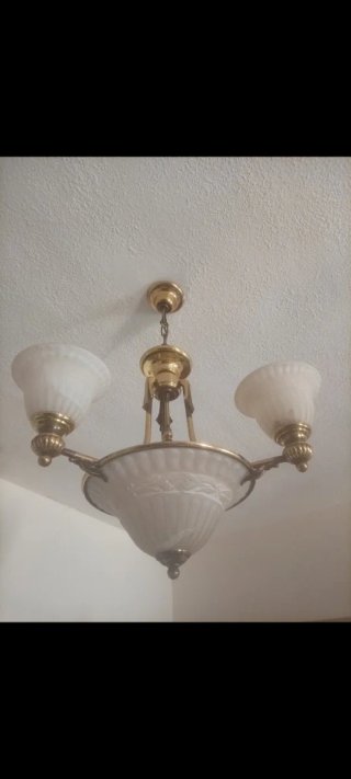 Lámpara de salón dorada y blanca