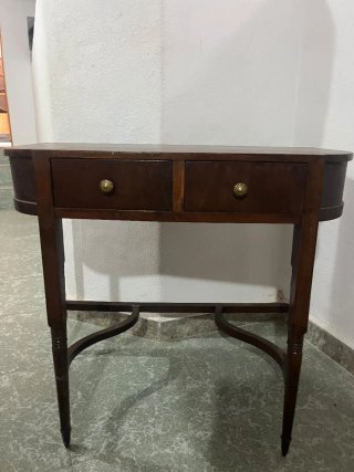 Mesita auxiliar antigua de madera