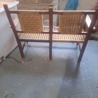 Antiguo sillón de madera tejido