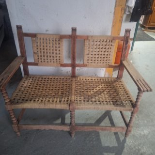 Antiguo sillón de madera tejido