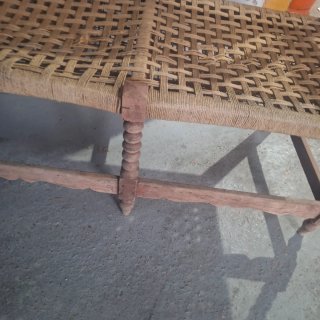 Antiguo sillón de madera tejido