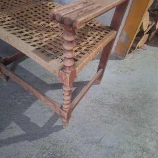 Antiguo sillón de madera tejido