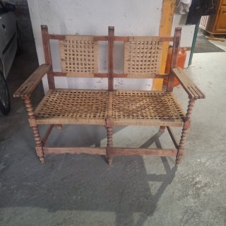 Antiguo sillón de madera tejido