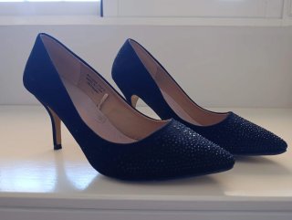 Zapatos de tacón negros con pedrería