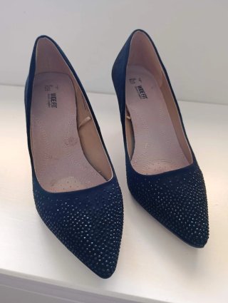 Zapatos de tacón negros con pedrería