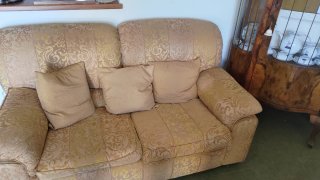 2 divani 2 posti e poltrona tessuto beige/oro