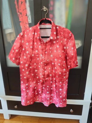 Camisa roja estrellas