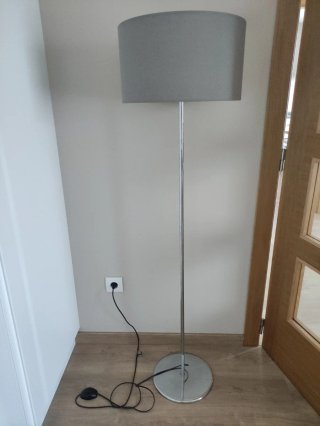 Lámpara de pie Leroy Merlin gris y plateada