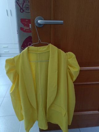 Blusa amarilla con mangas abullonadas