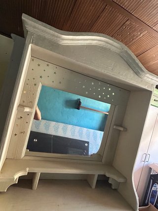 Mueble de decoración con espejo