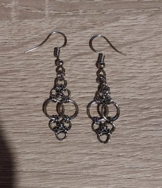 Pendientes plateados con anillas