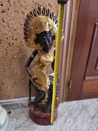 Escultura de madera dorada y negra
