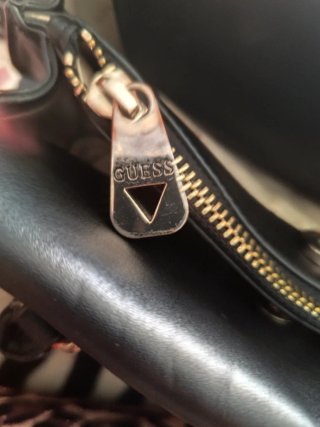 Bolso Guess Negro con Llavero