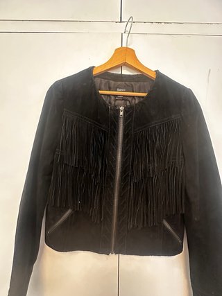 Chaqueta de ante negro con flecos