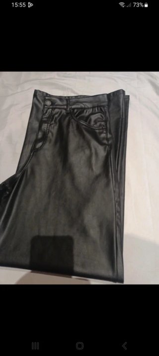 Pantalones negros efecto piel