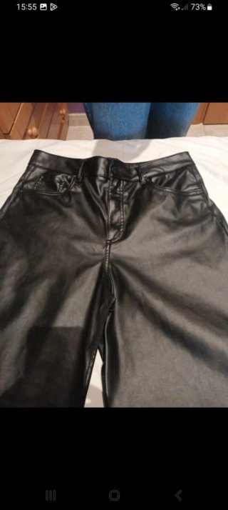 Pantalones negros efecto piel