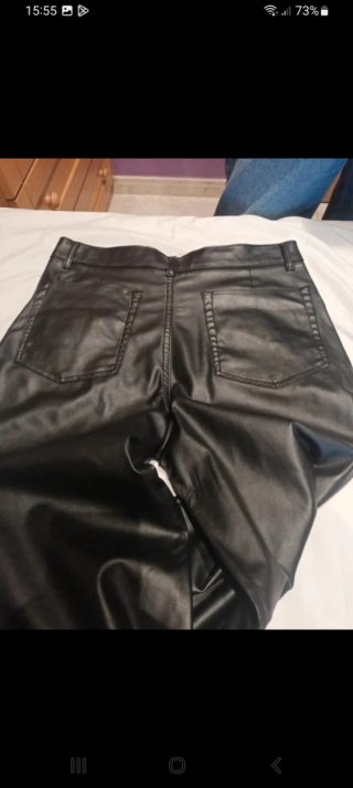Pantalones negros efecto piel