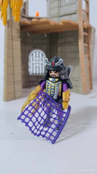 PLAYMOBIL SAMURAI MORADO DORADO CON RED