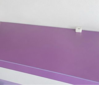 Estantería morada de pared