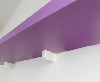 Estantería morada de pared