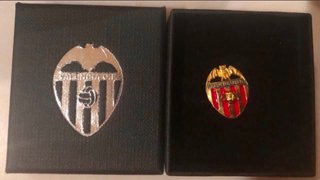 Pin Valencia CF Rojo y Dorado con Caja