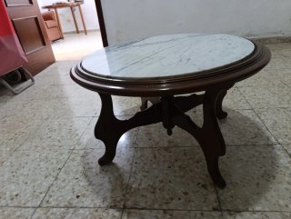 Mesa baja redonda de madera y mármol