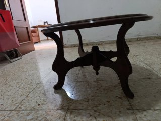 Mesa baja redonda de madera y mármol