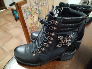 Botas negras con adornos plateados