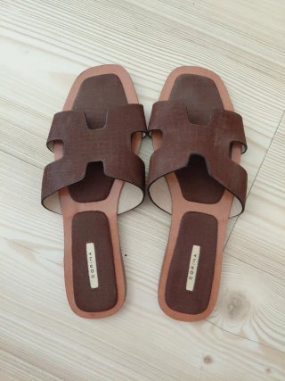 Sandalias planas Corina marrones