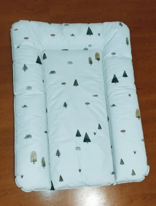 Cambiador de bebé con estampado de bosque