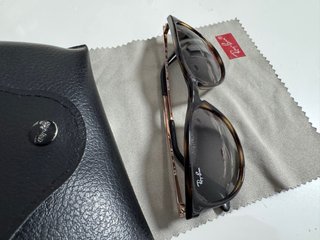 Gafas de sol Ray-Ban marrones y doradas