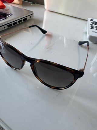 Gafas de sol Ray-Ban marrones y doradas