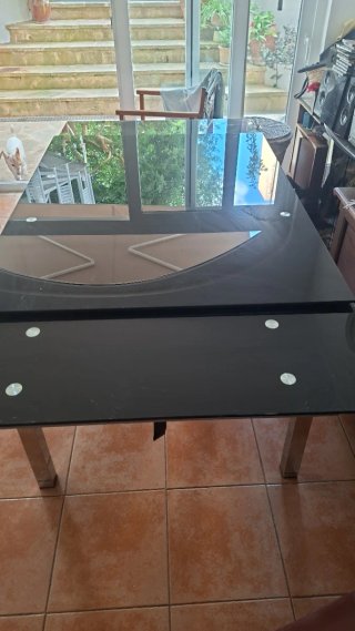 Mesa de cristal negra con patas metálicas