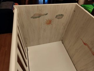 Cuna blanca con dibujos infantiles