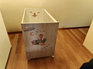 Cuna blanca con dibujos infantiles
