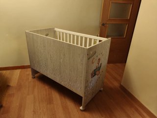 Cuna blanca con dibujos infantiles