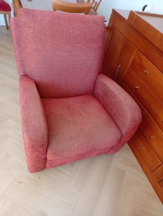 Sillón reclinable de tela rojo.