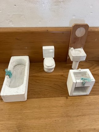 Muebles de madera para casa de muñecas