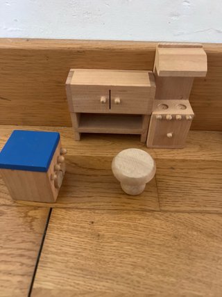 Muebles de madera para casa de muñecas