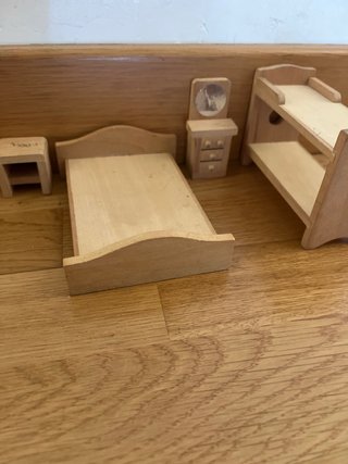 Muebles de madera para casa de muñecas
