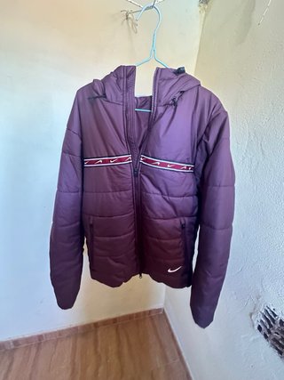 Chaqueta Nike acolchada burdeos