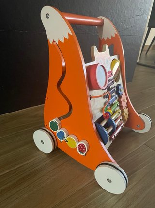 Andador infantil de madera con actividades
