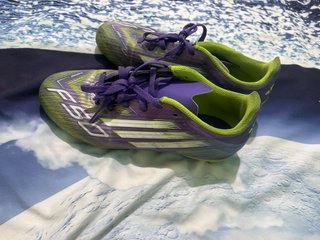 Scarpe da calcio Adidas F50 per bambini, viola e verdi