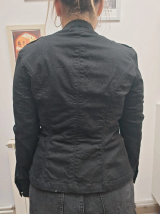 Chaqueta Stradivarius negra militar