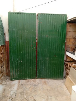 Puerta doble de hierro verde