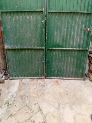 Puerta doble de hierro verde