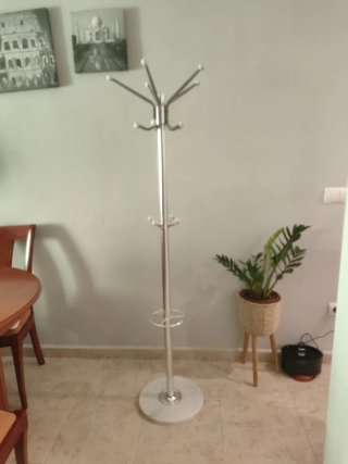 Perchero de pie plateado con base de mármol