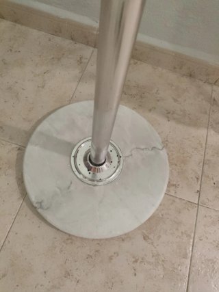 Perchero de pie plateado con base de mármol